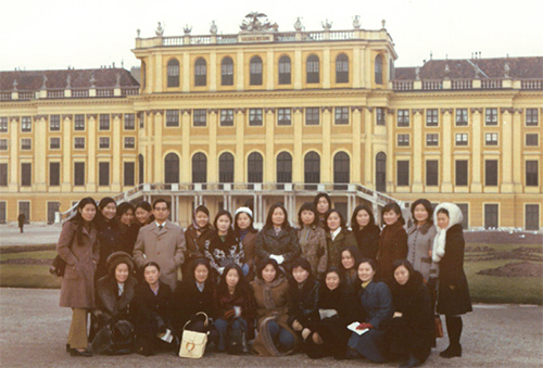 1972년 12월 비엔나 쉔부룬궁 앞에서 찍은 단체 사진이다.