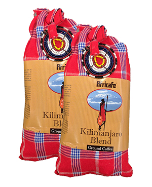 킬리만자로 산 커피, 마사이 족 전통 천 가방에 담겨 팔린다.
