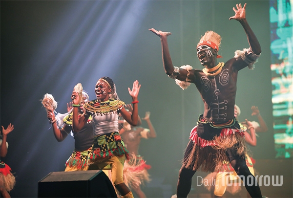 서로 다른 부족의 '화합'과 '교류'의 기쁨을 표현한 서부아프리카 청소년들의 댄스 '결혼'.