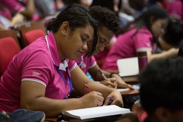 2018 IYF 월드문화캠프에 참석한 남태평양지역 학생이 열심히 필기를 하며 강연을 듣고 있다. Ⓒ박종도