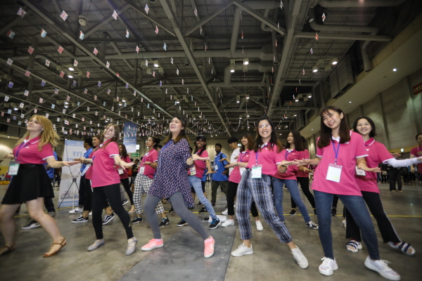 월드문화캠프에 참석한 외국인 대학생들이 K-POP 댄스를 배우고 있다. Ⓒ박종도