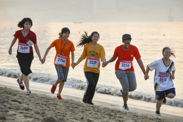 2018 IYF 월드문화캠프 1주차 일정의 마지막 날인 7월 20일(금) 참석자들이 해운대 해변 4km를 달리는 단축 마라톤으로 자신의 한계에 도전했다. Ⓒ박종도