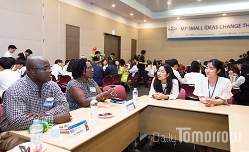 2018년 세계 청소년부장관 포럼에 참석한 장차관들이 리더스 컨퍼런스에서 대학생 리더들과 만나 청소년 문제에 대한 진솔한 이야기를 나누고 있다. (사진 홍수정 기자)