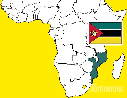 모잠비크Mozambique. 아프리카 남동부에 위치한 모잠비크는 인구는 약 2,882만으로 세계 50위, 면적은 80만 1,590평방킬로미터로 세계 35위다. 1975년 포르투갈로부터 독립한 이후 소련과 쿠바 등의 지원을 받아 사회주의 국가인 모잠비크 인민공화국이 수립되었다. 하지만 지금은 민주주의로 노선을 바꾸었다. 소총과 괭이, 책이 그려진 독특한 국기를 사용하는데, 소총은 외적의 침입으로부터 국가를 지키겠다는 의지를,괭이는 국가의 기반산업인 농업을 상징한다. 책은 끊임없는 교육을 형상화한 것이다.