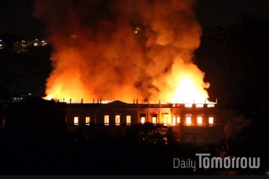 브라질 리우데자네이루에 위치한 국립박물관이 2일(현지시간) 저녁 발생한 화재로 거대한 불길에 휩싸였다.ⓒ서경은 글로벌리포터