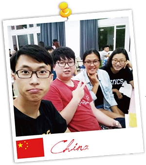 조수진(맨 오른쪽). 17년 동안 중국에서 살고 있다. 현재 신문방송학을 전공하는 대학생이다. 특별한 음식보다는 중국 사람들이 가장 자주 먹는 음식을 해보겠다며 앞치마를 둘렀는데, 기대가 된다.