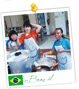 박다솜(사진 가운데). 브라질에서 1년간 봉사하며 브라질 친구와 언어의 매력에 빠졌고, 요리법까지 배워와 가끔식 지인들에게 브라질 음식을 선보이며 지내고 있다.