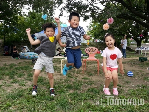서울시 양천구 공동육아품앗이 '엄마야'가 '엄마야와 함께하는 가을 힐링 산책'을 개최했다. 이날 행사에는 50여 명의 엄마와 아이들이 참석해 다채로운 프로그램을 즐겼다. 행사에 참석한 아이들이 즐거운 시간을 보내고 있다.ⓒ노주은기자