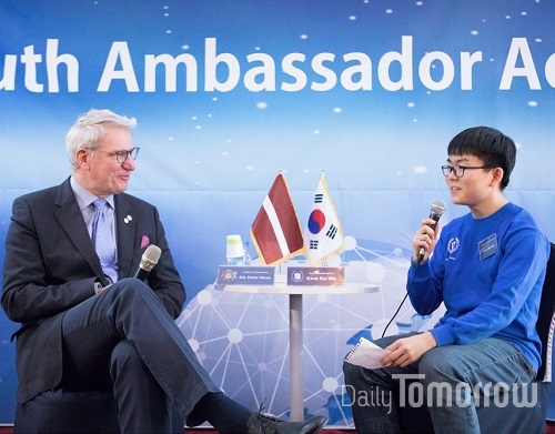 Ambassador Vaivars talks with a Korean student at the Youth Ambassador Camp hosted by Korean Culture Association.(c)Korean Culture Associtation