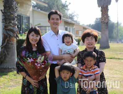 A commemorative photo taken with his mother, who came from Korea, and his family after successfully giving his doctorate thesis presentation.