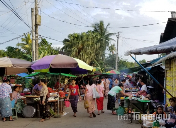 미얀마 양곤의 최대 재래시장인 디리 밍글라(Thri Mingala) 마켓이 이른 아침부터 시장을 찾은 사람들로 분주하다.ⓒ김대인 글로벌리포터