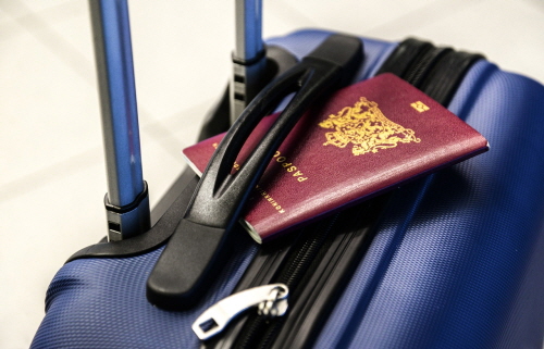 외교부가 휴대전화 문자메시지로 여권 만료 기간을 미리 통지해주는 서비스를 오는 15일 시행한다고 밝혔다.ⓒPixabay