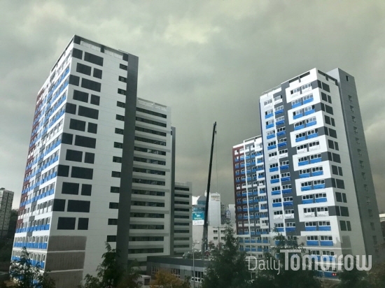 23일 오전 서울의 하늘이 먹구름으로 뒤덮여 있다. ⓒ노주은기자