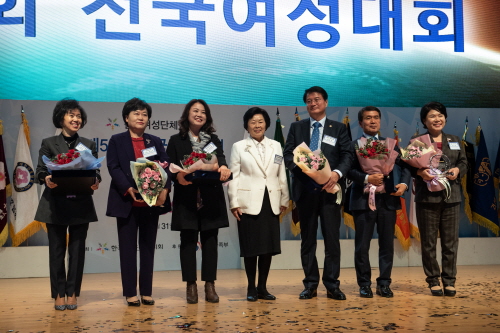 다른 수상자들과 함게 기념촬영을 하고 있는 김소은 원장 (맨 왼쪽) (사진=굿뉴스월드)