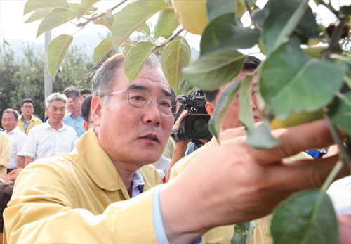 취임 후 첫 일정도 경남 거창의 사과 농가를 찾아 폭염피해를 점검하는 일이었다.