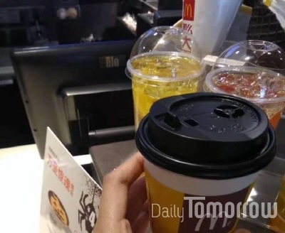 중국 맥도날드가 매장에서 제공되는 모든 컵의 뚜껑을 빨대가 필요 없는 일반 컵 뚜껑으로 교체하고 있다.ⓒ김경자 글로벌리포터