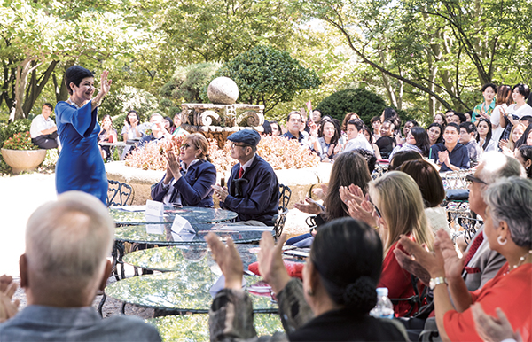 지난 9월 8일, 고양시의 중남미 문화원에서 열린 중남미 5개국 독립 197주년 기념행사에서 내빈에게 인사하는 마리아 안토니아 리베라 부통령.