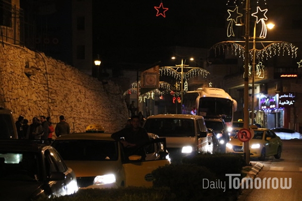 베들레헴 성탄전야제 현장으로 가려는 차량들이 길게 늘어서 있다. (사진 장주현 글로벌리포터)
