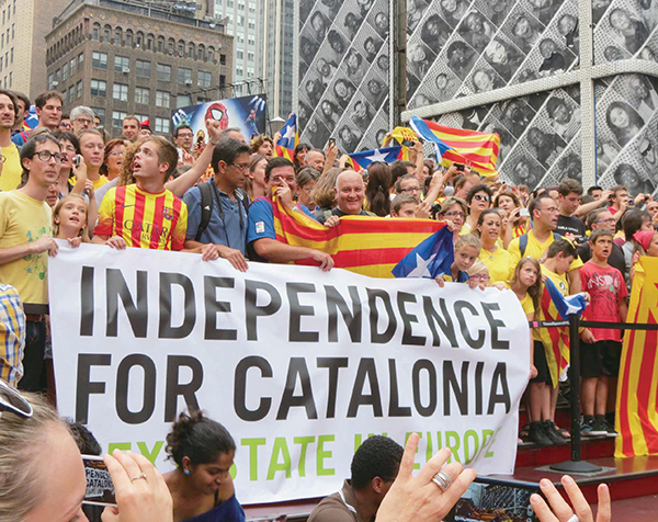 스페인 바르셀로나 도심에서 카탈루냐 주민들이 모여 분리독립을 요구하는 시위를 하고 있다. 이들은 카탈루냐 지방의 독립기인 ‘에스텔라다’를 펼쳐 들고 있다.