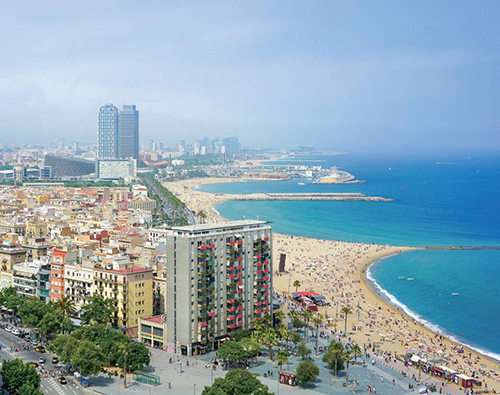 지중해를 바라보는 바르셀로나 해변은 아름답기로 유명하다.