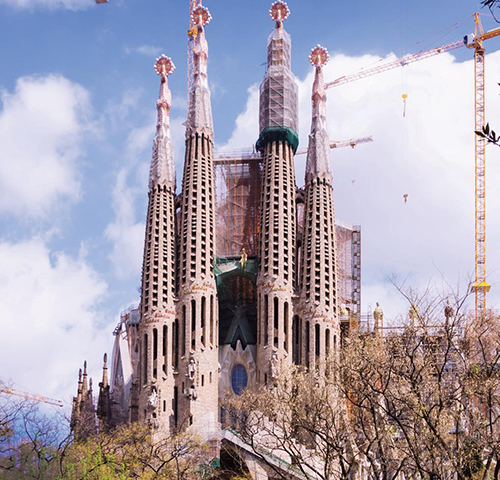 위로부터 성 가정 성당. 천재적인 건축가 가우디의 걸작을 보기 위해 바르셀로나를 찾는 관광객이 매년 700만 명 이상이라고 한다