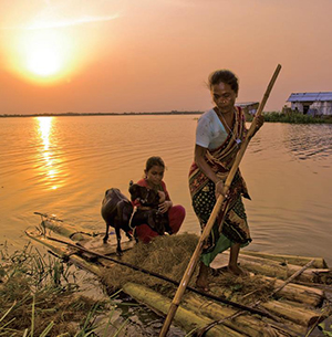 방글라데시는 매년 태풍과 홍수 등 자연재해로 수천 명의 이재민이 발생한다. 수해지역에서 물고기를 잡는 사람들. (사진 Balaram Mahalder)