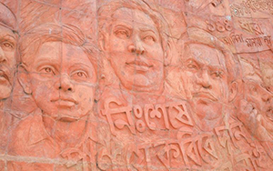 ‘독립항쟁’을 주제로 한, 방글라데시 독립기념관의 테라코타상. (사진 Biswarup Ganguly)