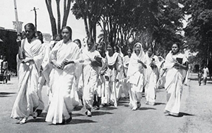 1953년, 다카대학교의 여학생들이 파키스탄 정부의 방라어 사용금지 조치에 반대를 외치며 행진하고 있다. (사진 Biswarup Ganguly)