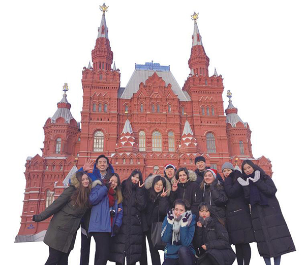 표지사진을 찍던 날, 러시아로 간 동료단원들, 현지 대학생들과 평생 잊지 못할 기념촬영을 했다.