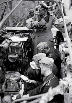 제2차 세계대전 당시 암호기계인 에니그마로 암호 전문을 보내고 있는 독일군 병사들©German Federal Archives