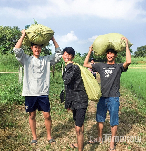 삐 도시에서 어느 현지인의 밭에 들러 야채를 수확해서 가져가는 모습. 미얀마 사람들은 세계에서 최고로 순수하고 겸손한 사람들이다. (사진 박현성)