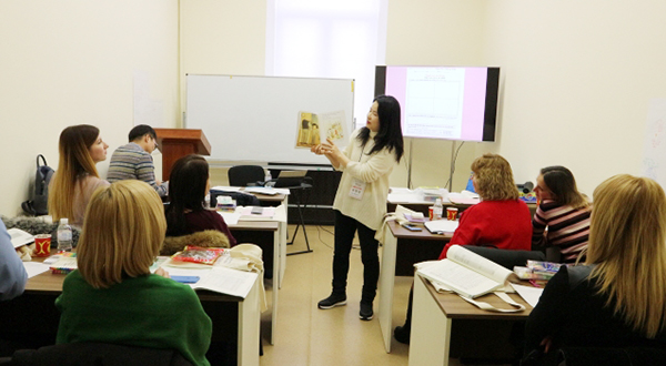 손민영 경기 샛별중학교 영어 교사가 우크라이나 학교에서 영어그림책 실험실 활동에 대한 수업을 하고 있다. (사진 교육부)