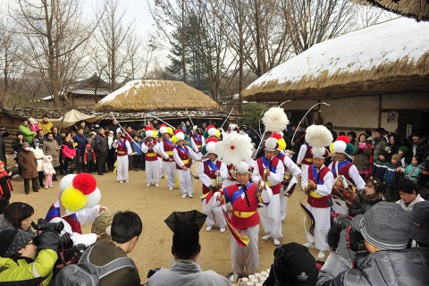 한국민속촌이 설날 연휴를 맞아 다채로운 전통 체험 프로그램을 운영한다고 밝혔다. 사진=한국민속촌