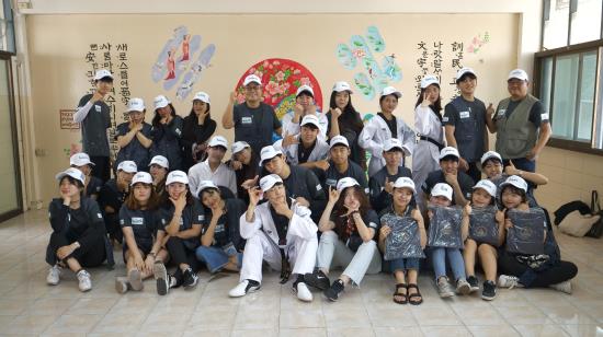 촌깐야누쿤학교 벽화완성봉사단. 사진=부산대학교