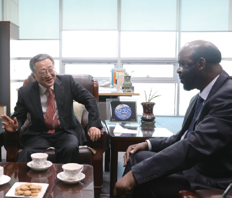 김재경 의원과는 콩고공화국과 한국간의 경제협력에 대해서 이야기했다.