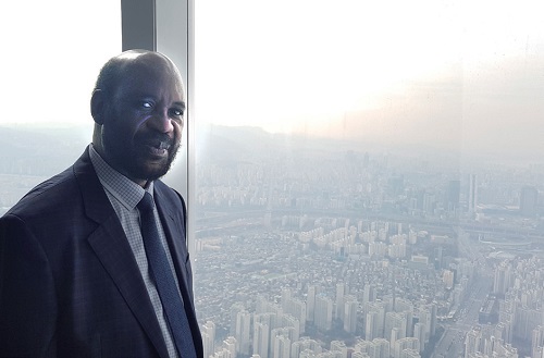 123층 높이의 롯데타워에 올라 잠실 지역의 계획된 도시 건설에 대해 질문했다.