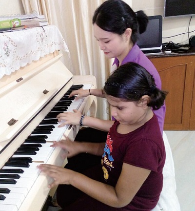 지체장애 아동을 맡아 피아노를 가르쳤는데 아이가 무척 즐겁게 따라했다. 그 모습을 본 아이의 어머니가 감동을 받아 눈물을 흘리시기까지 했다.