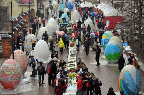 "흐리스토스 바스크레스!" 부활절을 맞은 러시아의 한 거리. 계란 형태의 조형물과 부활절 기념품들이 거리에 전시되어 있다.ⓒКрасная Москва Twitter 