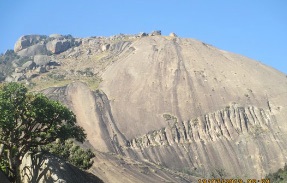 화강암 바위로는 전 세계에서두 번째로 큰 시베베록Sibebe Rock. 암반등벽하는 여행객들이 많이 찾아온다.