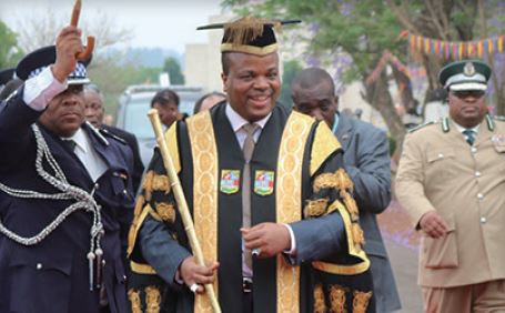 에스와티니 국립대학 졸업식에 축사를 하기 위해 참석한 국왕.