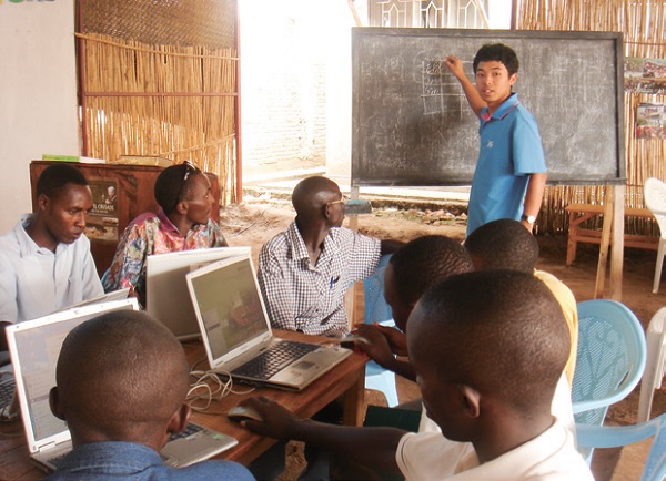 그가 아프리카와 인연을 맺은 건 대학시절 다녀온 해외봉사 덕분이었다. 부룬디에서 컴퓨터를 가르치고 있는 사진이다.