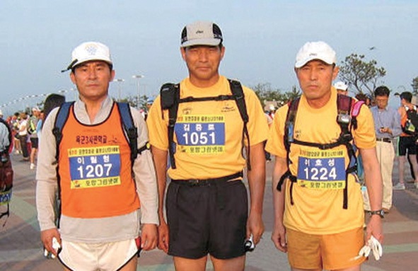 육군3사관학교 교수부장 시절, 그는 100킬로미터를 달리는 울트라 마라톤을 여러 차례 완주했다.(사진 가운데)