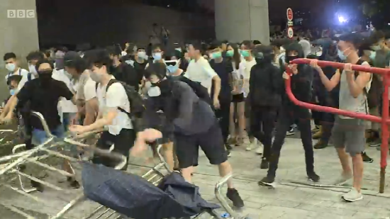 홍콩 정부가 추진 중인 범죄인 인도법안에 반대하는 대규모 시위가 홍콩 중심부 빅토리아섬에서 100만 명이 넘는 홍콩시민이 참가한 가운데 진행됐다. 사진=BBC뉴스 화면 갈무리