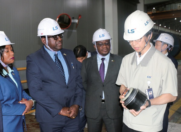 잠비아에 전력 케이블을 공급하는 LS전선 공장을 찾은 시무사 대사.