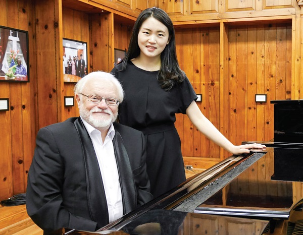 박성영은 러시아 공훈 예술가인 피아니스트 이고르 레베젭을 사사했다.