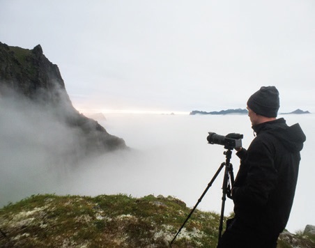 에릭 요한슨은 사진 찍기 좋은 곳을 찾아 스웨덴, 체코, 아이슬란드 등 온 유럽을 누빈다. 실감나는 사진을 위해서라면 아래처럼 세트장을 만들어 작업하기도 한다.