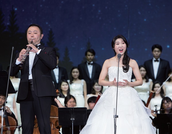 방한 기간 동안 리앙 왕은 그라시아스합창단 소프라노 최혜미와 함께 ‘넬라 판타지아’를 연주해 한국의 음악팬들에게 깊은 인상을 남겼다.