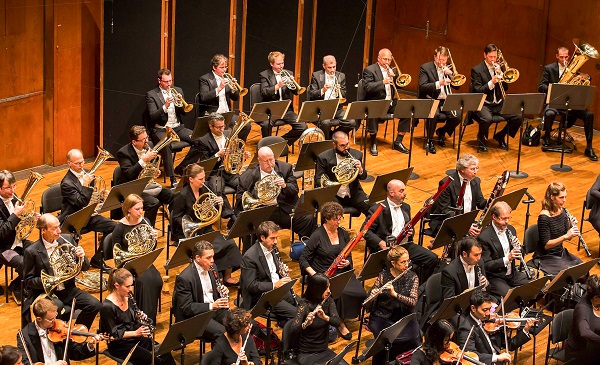 뉴욕 필하모닉 오케스트라의 연주회 장면. 오른쪽 아래로 리앙 왕의 모습이 보인다.