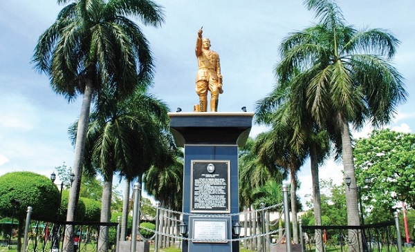 1930년대, 대규모의 개척민을 사우스 코타바토에 이끌고 와서 정착시킨 파울리노 산토스 장군(General Paulino Santos, 1890~1945)의 이름을 따서 이 도시가 생겼다. 위 사진은 시내 중심 공원에 있는 장군의 동상이다.