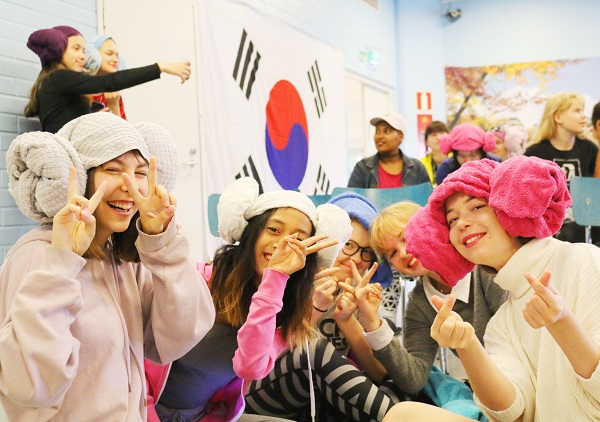 한국의 찜질방 문화를 좋아하는 학생들, 양머리를 만들고 즐거워한다.